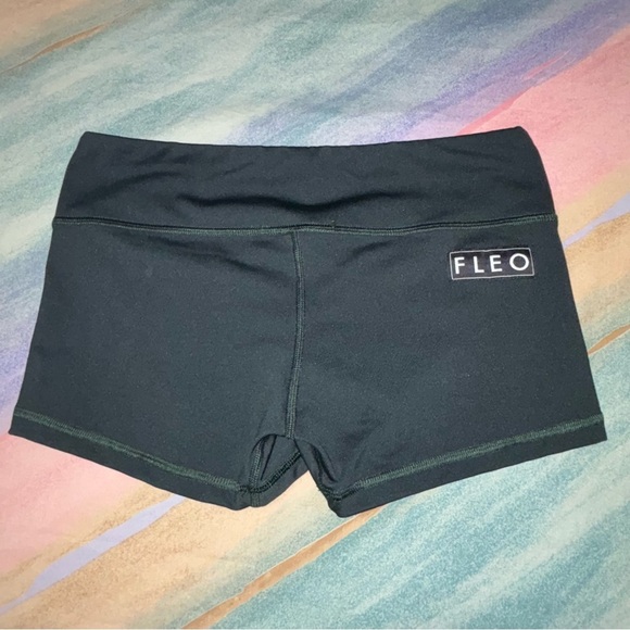 FLEO Shorts Womens M Compression 2.5" Inseam Running‎ Yoga Workout Gym - Picture 1 of 6